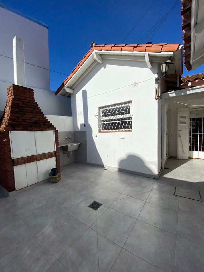 VENTA DE CASA 4 AMBIENTES CON DOS DPTOS DE DOS AMBIENTES CADA UNO.