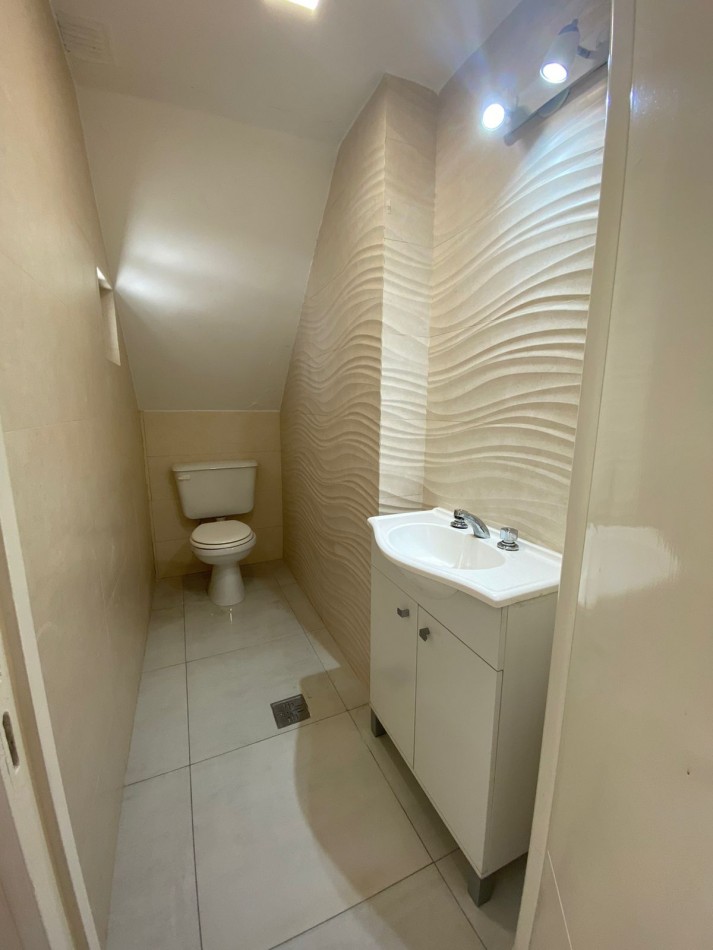 VENTA DE CASA 4 AMBIENTES CON DOS DPTOS DE DOS AMBIENTES CADA UNO.